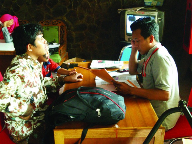 Peserta calon anggota Panwaslu kabupaten kota saat mengembalikan berkas ke panitia timsel.